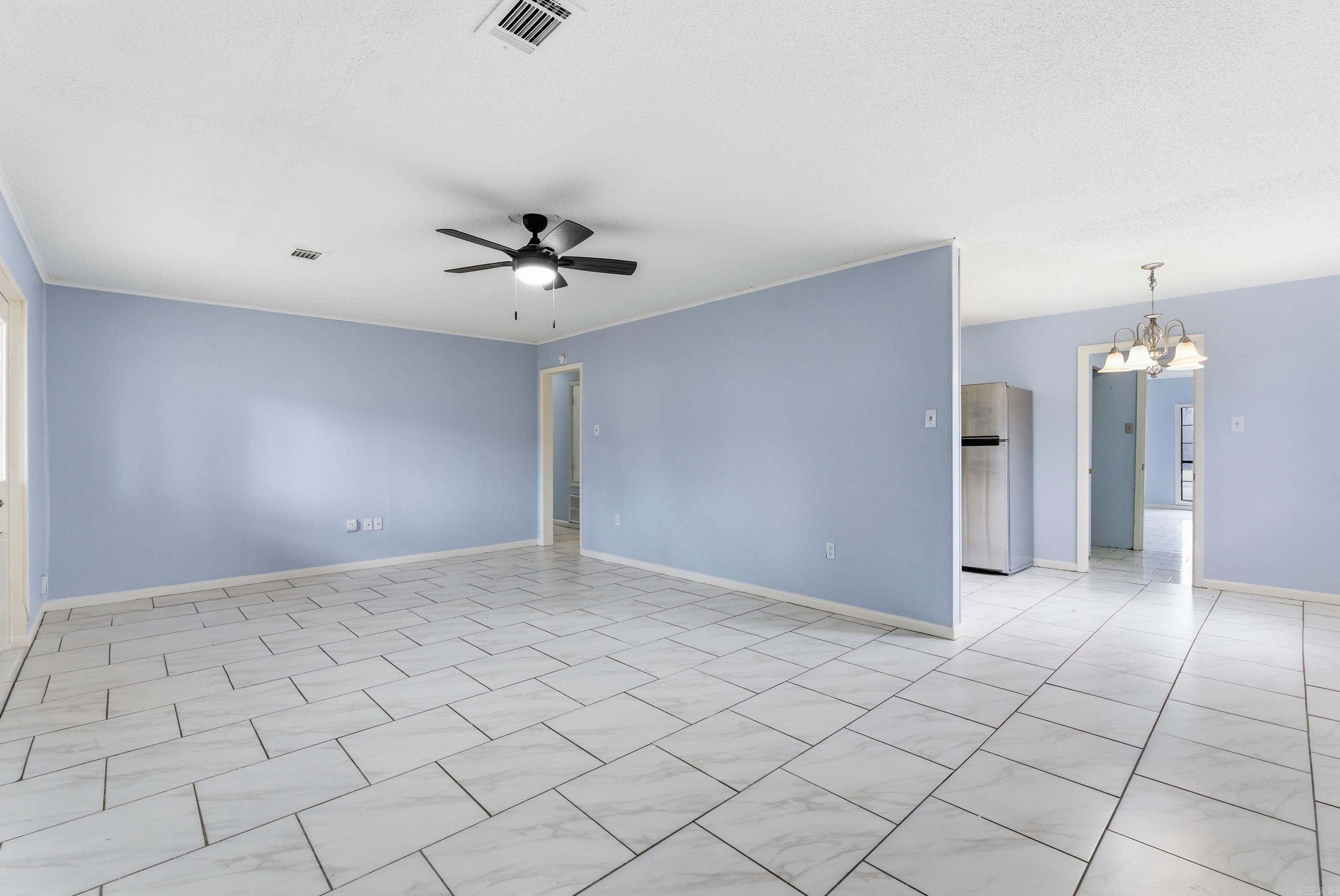 COUNTRY CLUB MANOR - Residential