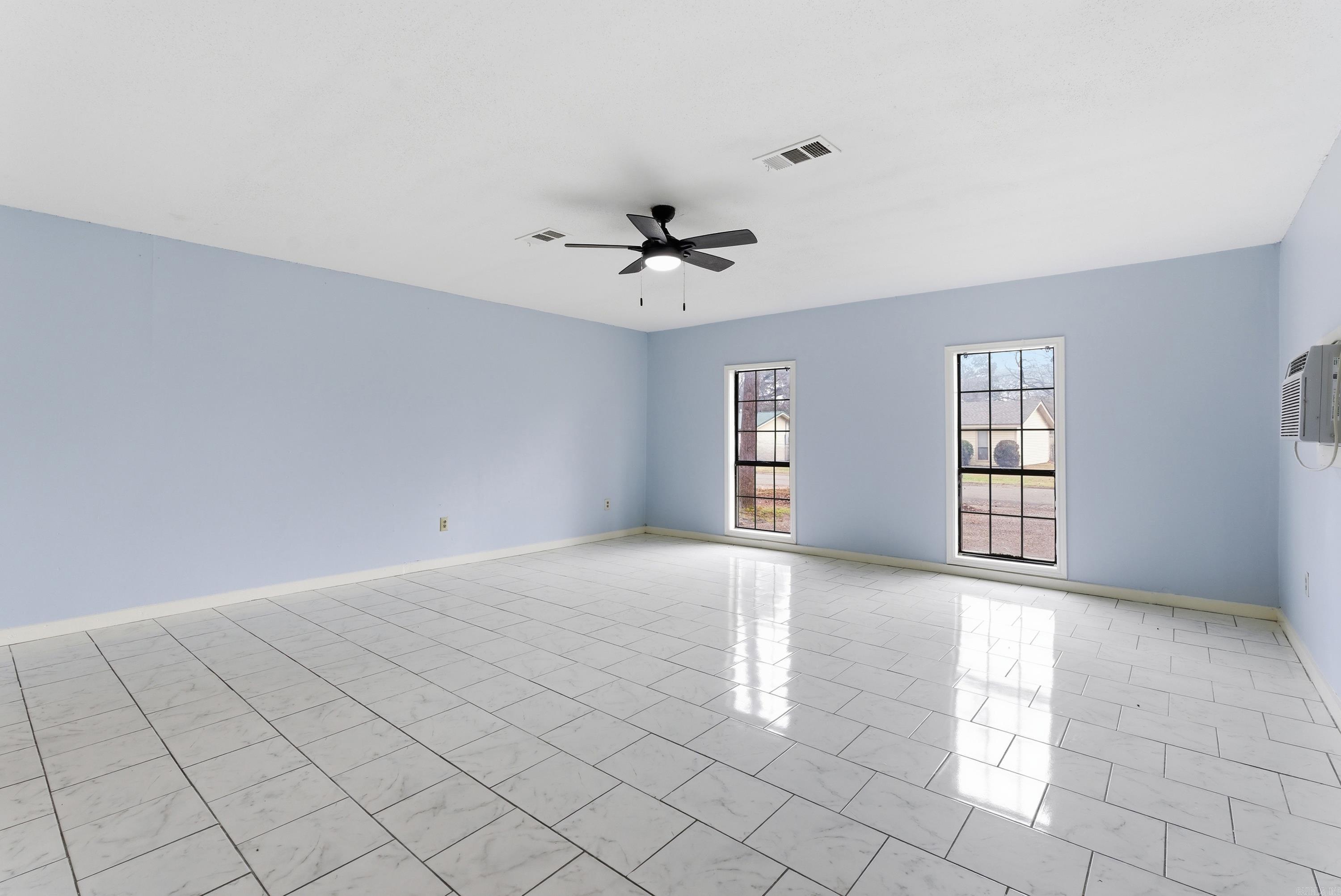 COUNTRY CLUB MANOR - Residential