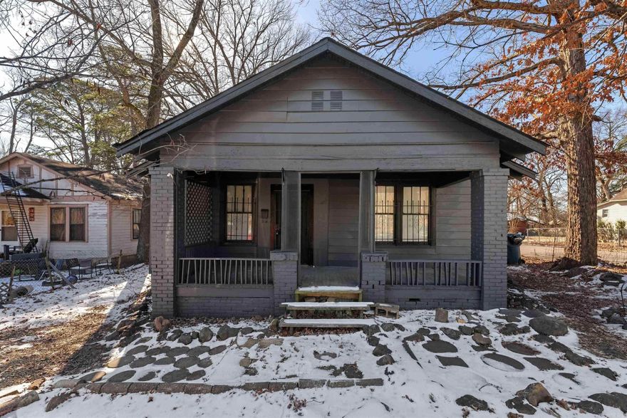 Updated!! Modern touches throughout! Close to UALR & easy access to highway! New Hot Water Heater, roof 9 years old, new HVAC installed! Move-in ready!