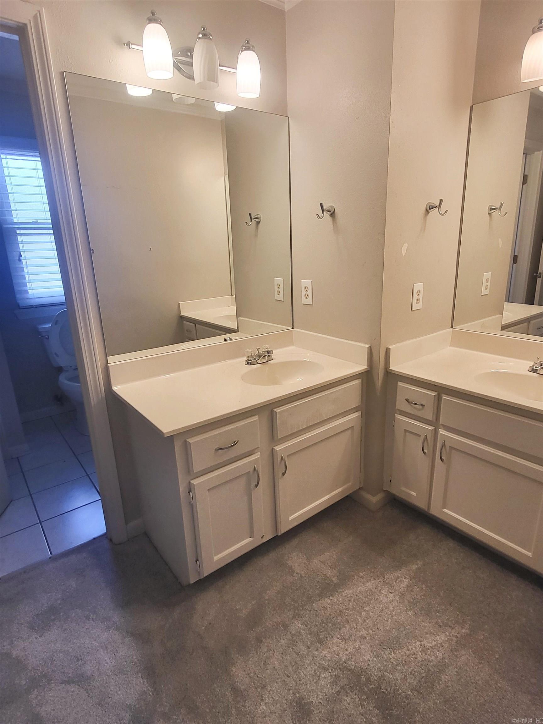 SECLUDED HILLS - Residential