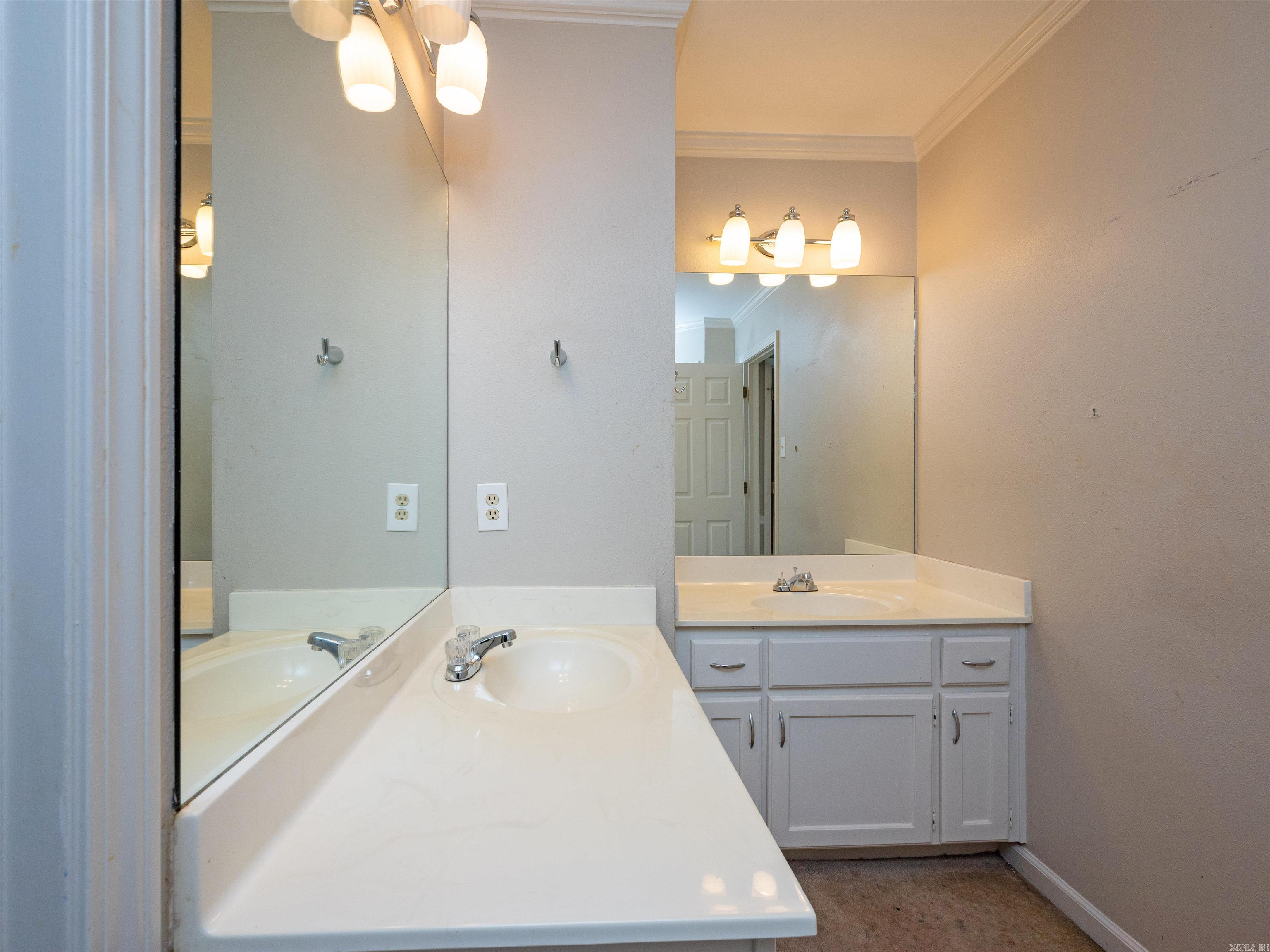 SECLUDED HILLS - Residential