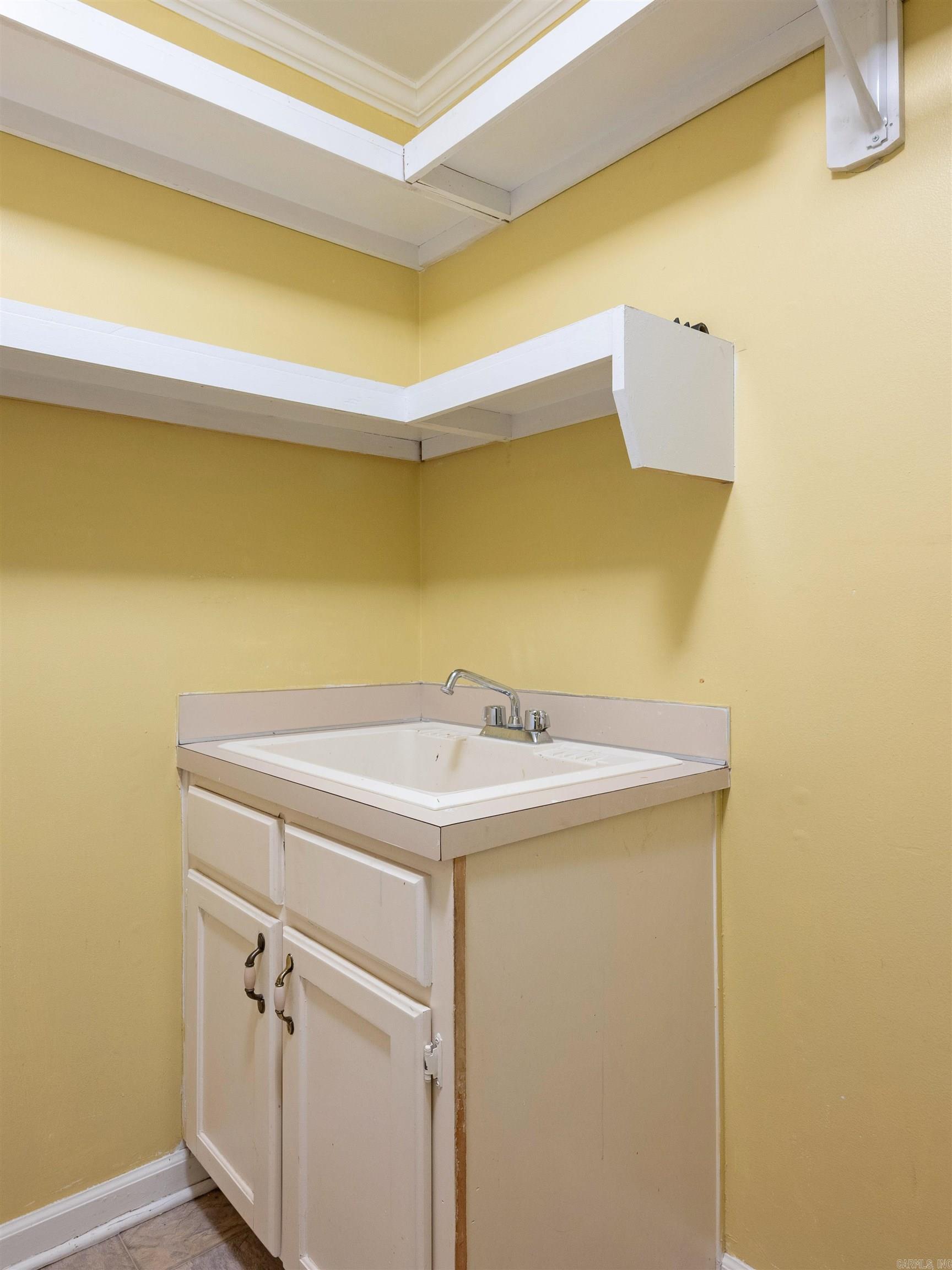 SECLUDED HILLS - Residential