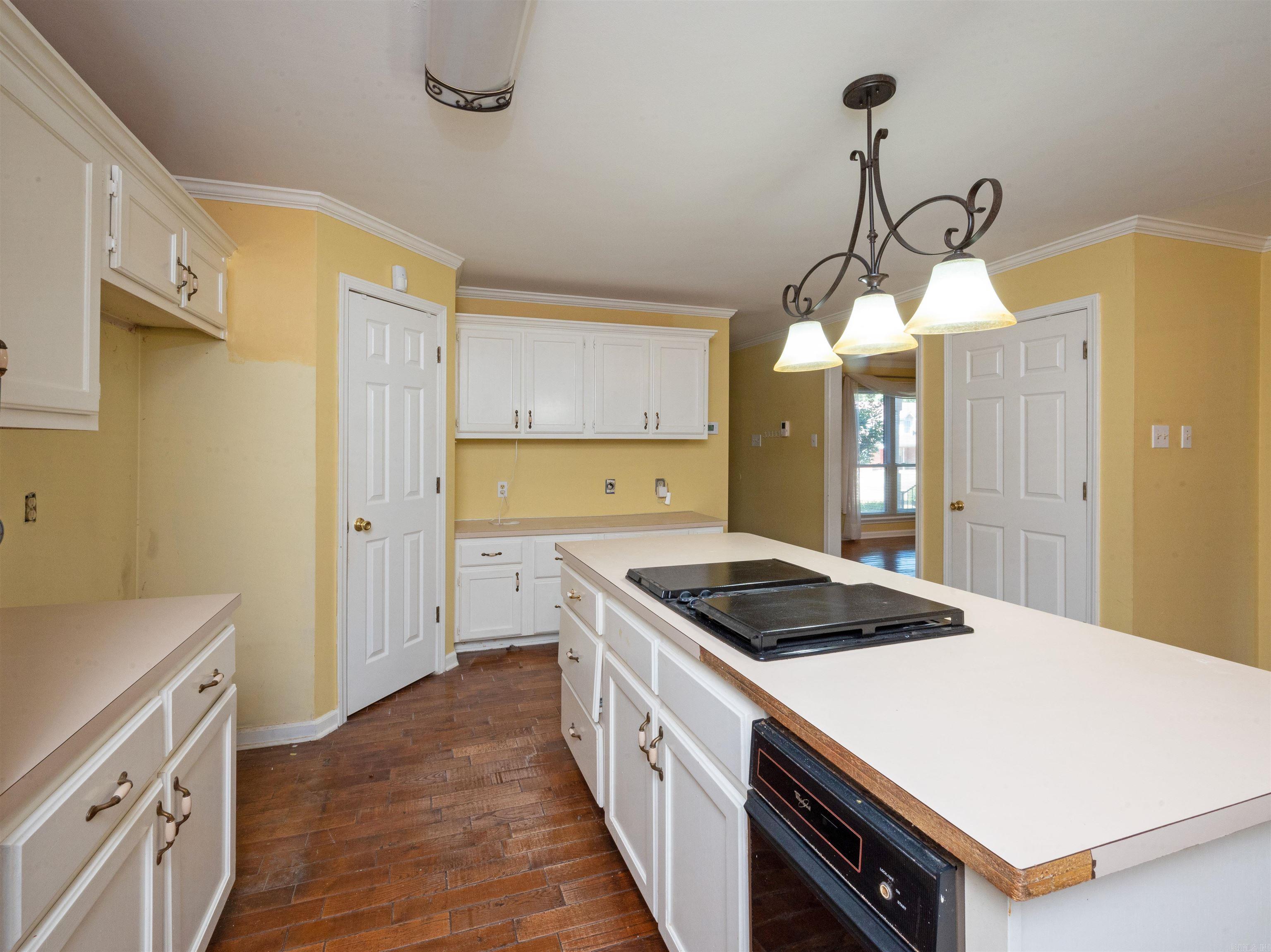 SECLUDED HILLS - Residential