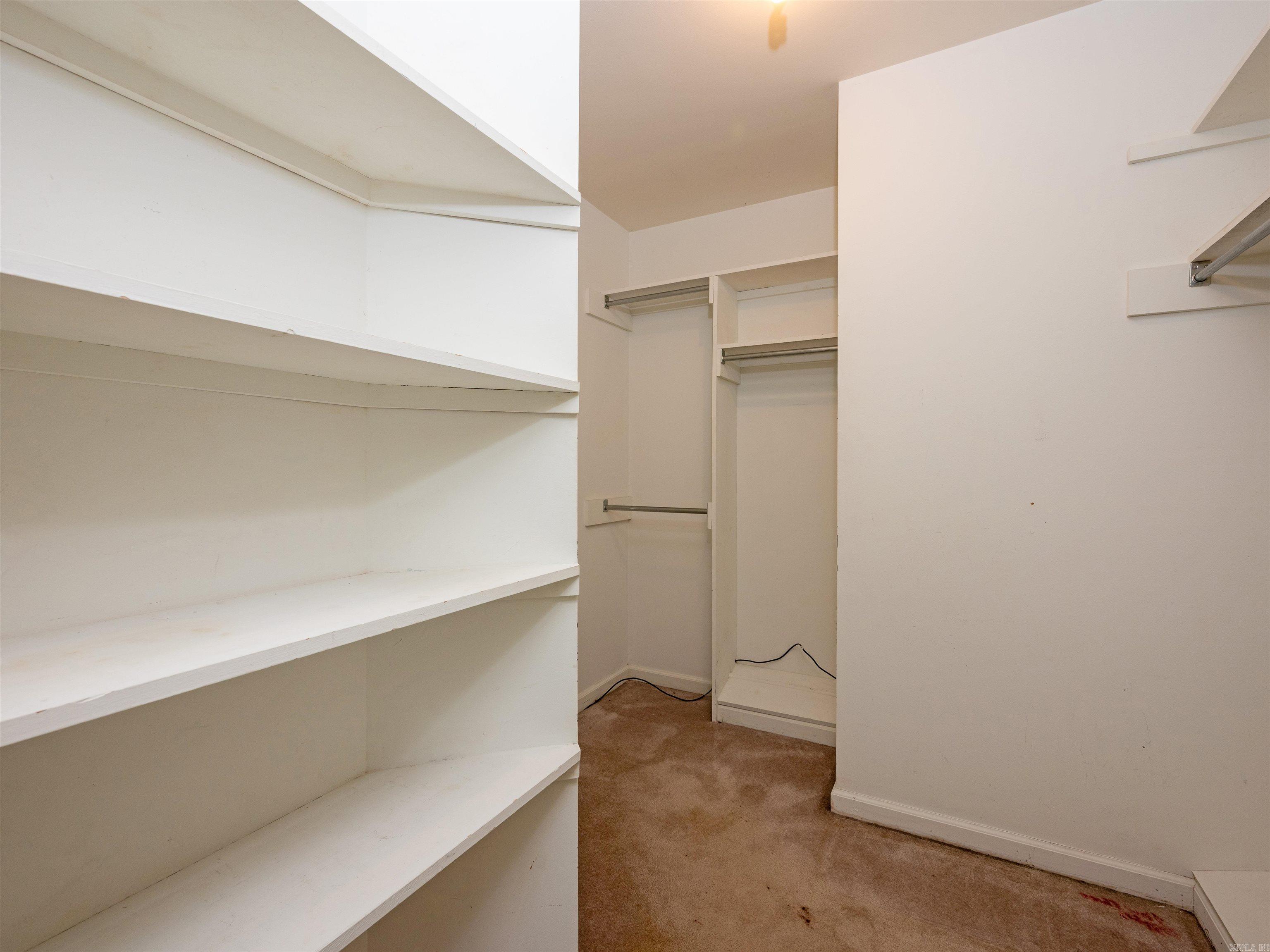 SECLUDED HILLS - Residential