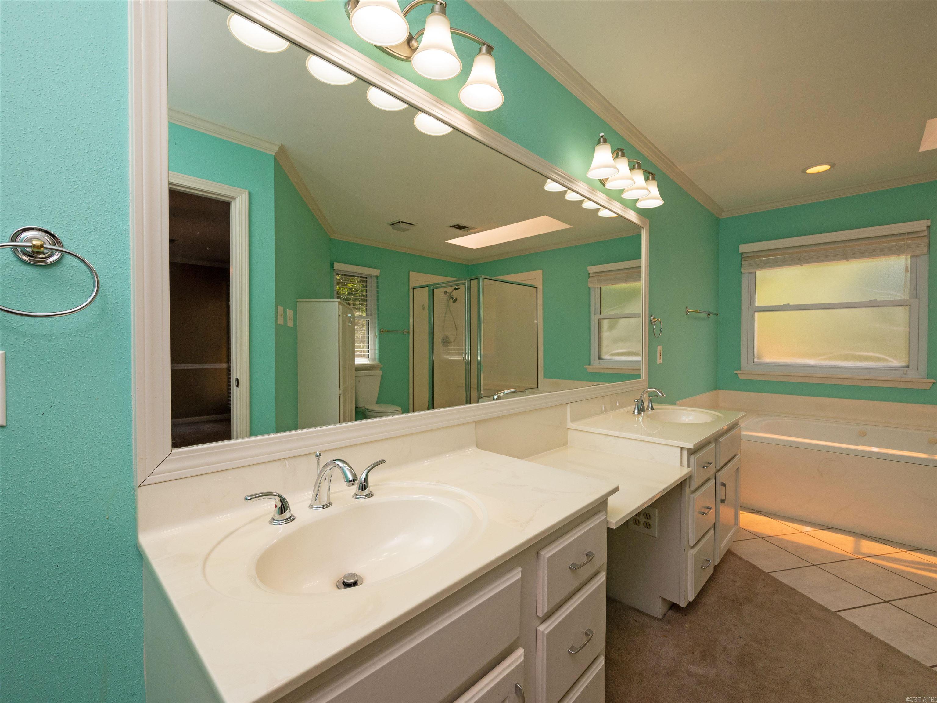 SECLUDED HILLS - Residential