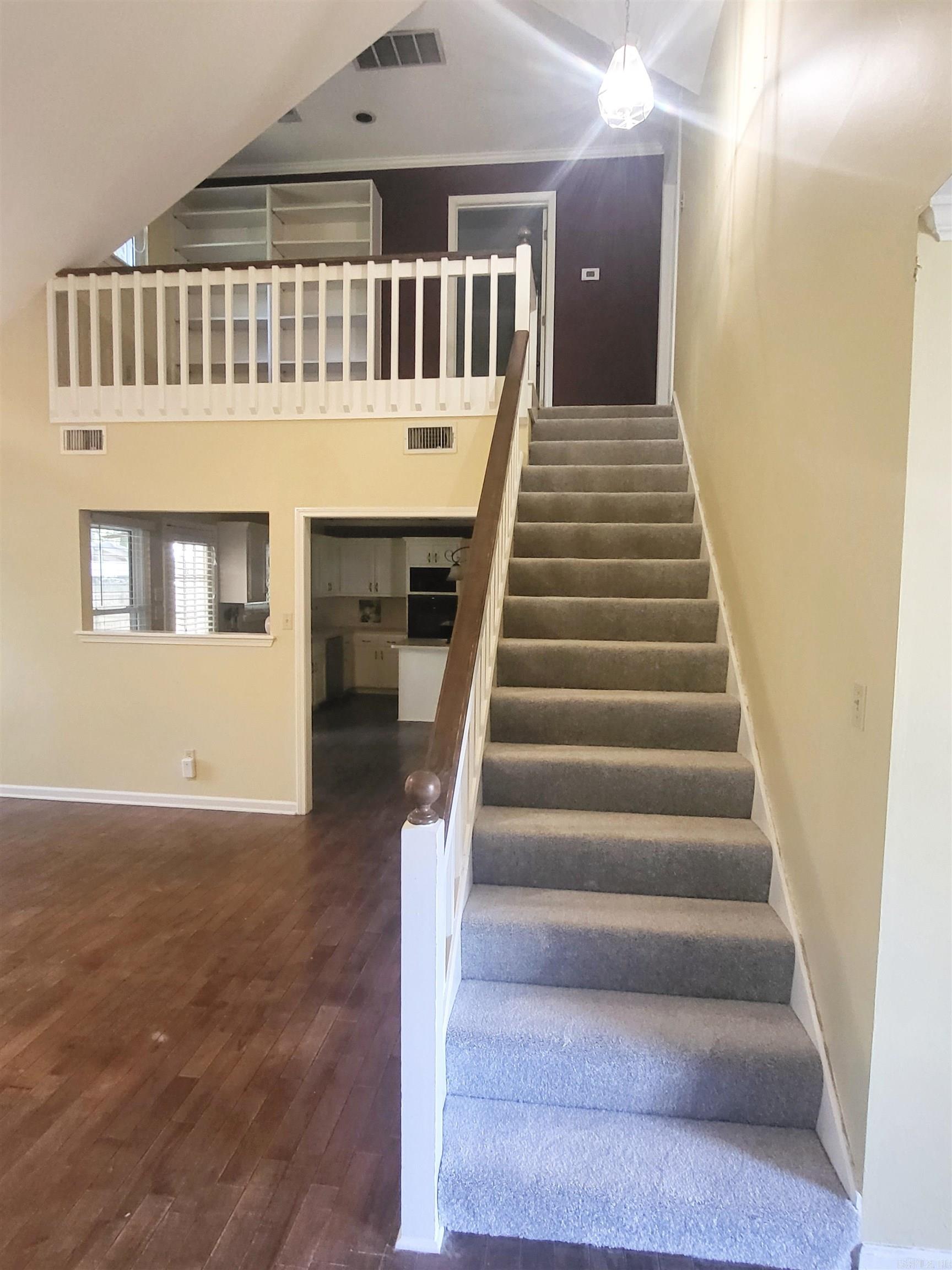 SECLUDED HILLS - Residential