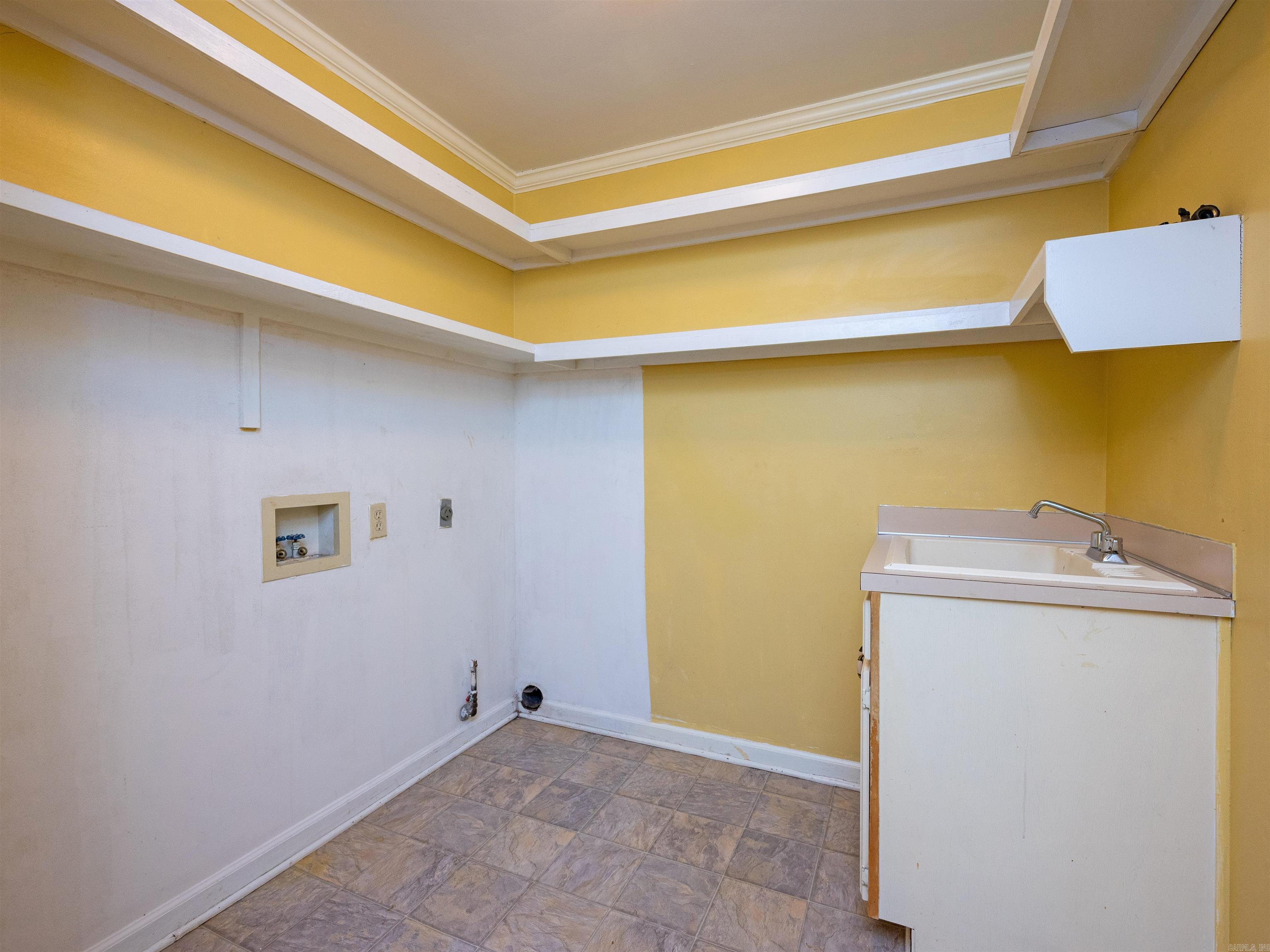 SECLUDED HILLS - Residential