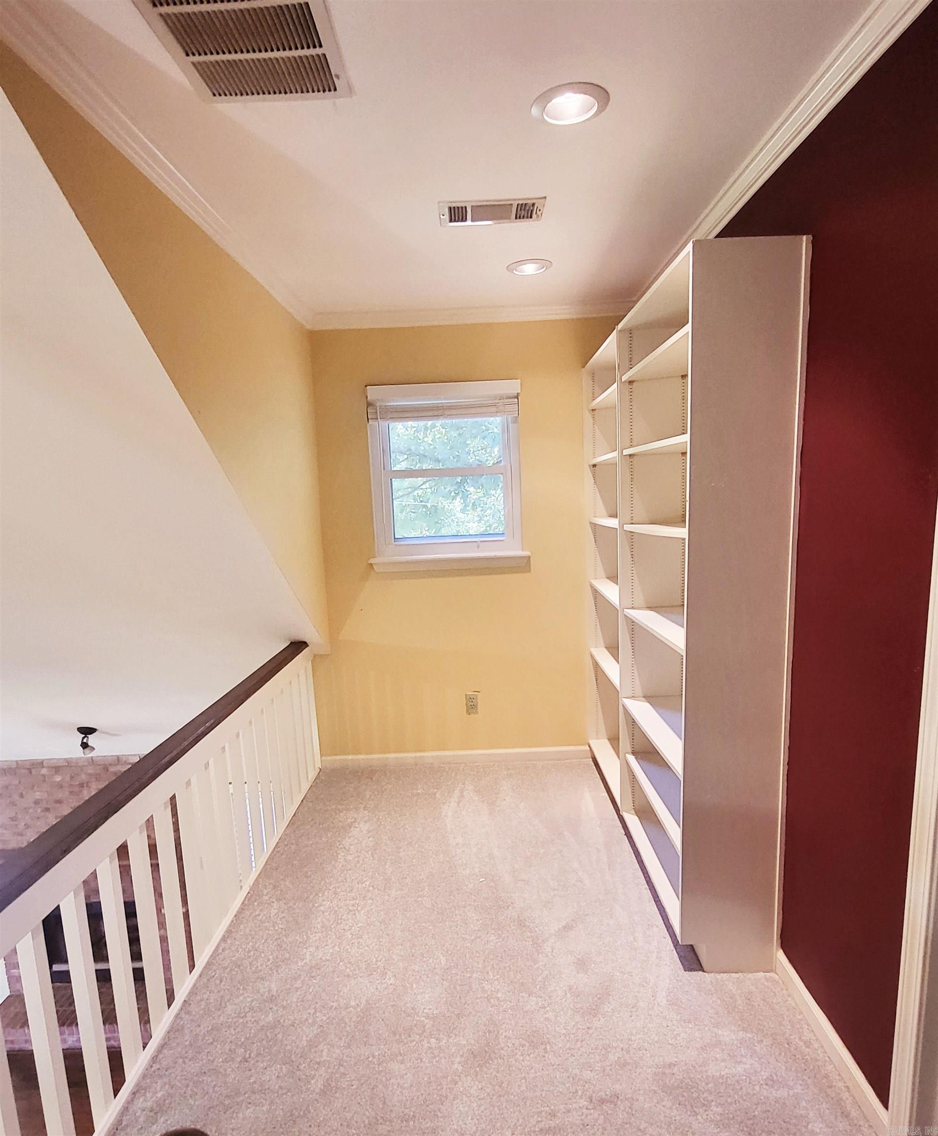 SECLUDED HILLS - Residential