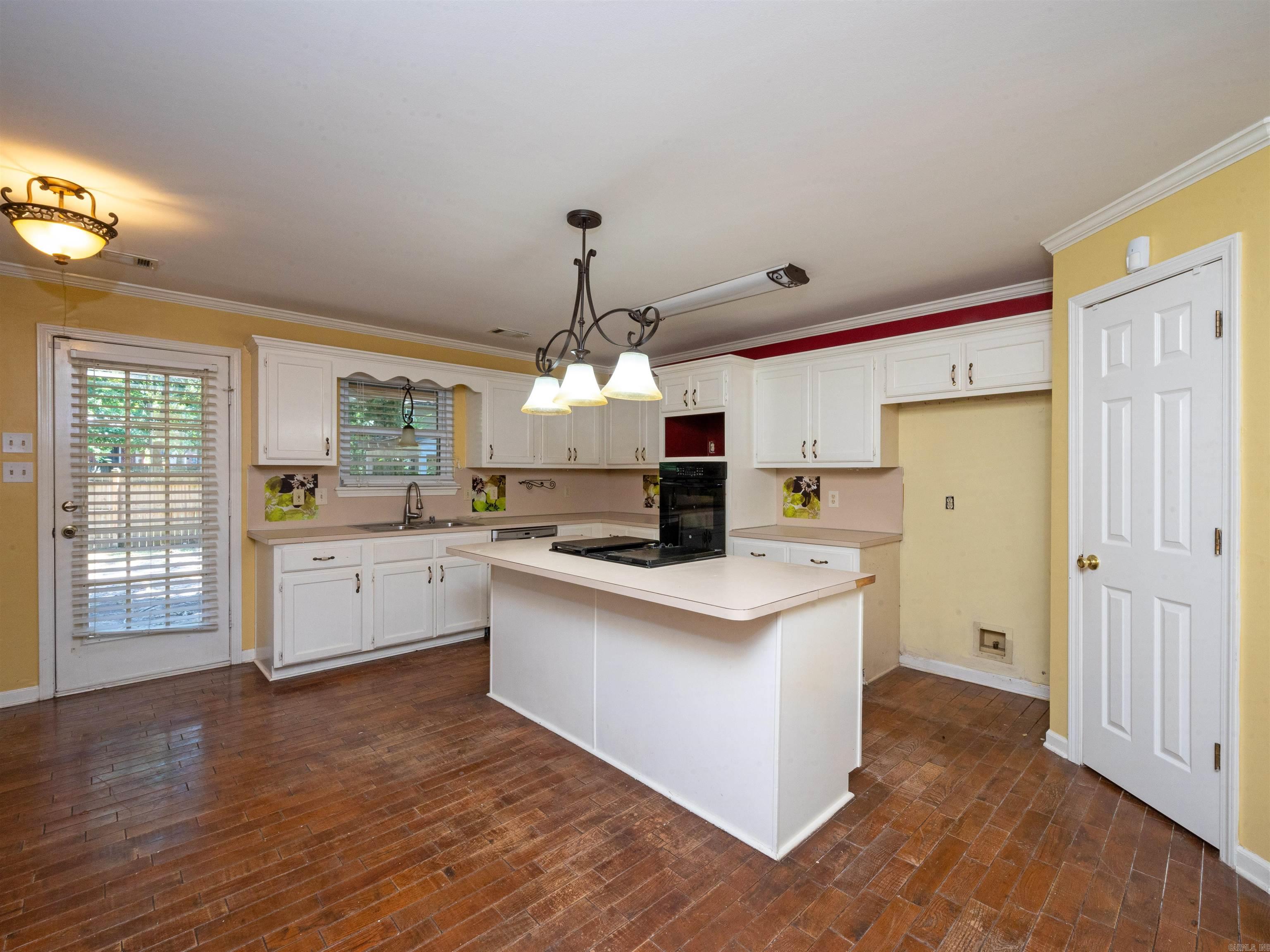 SECLUDED HILLS - Residential