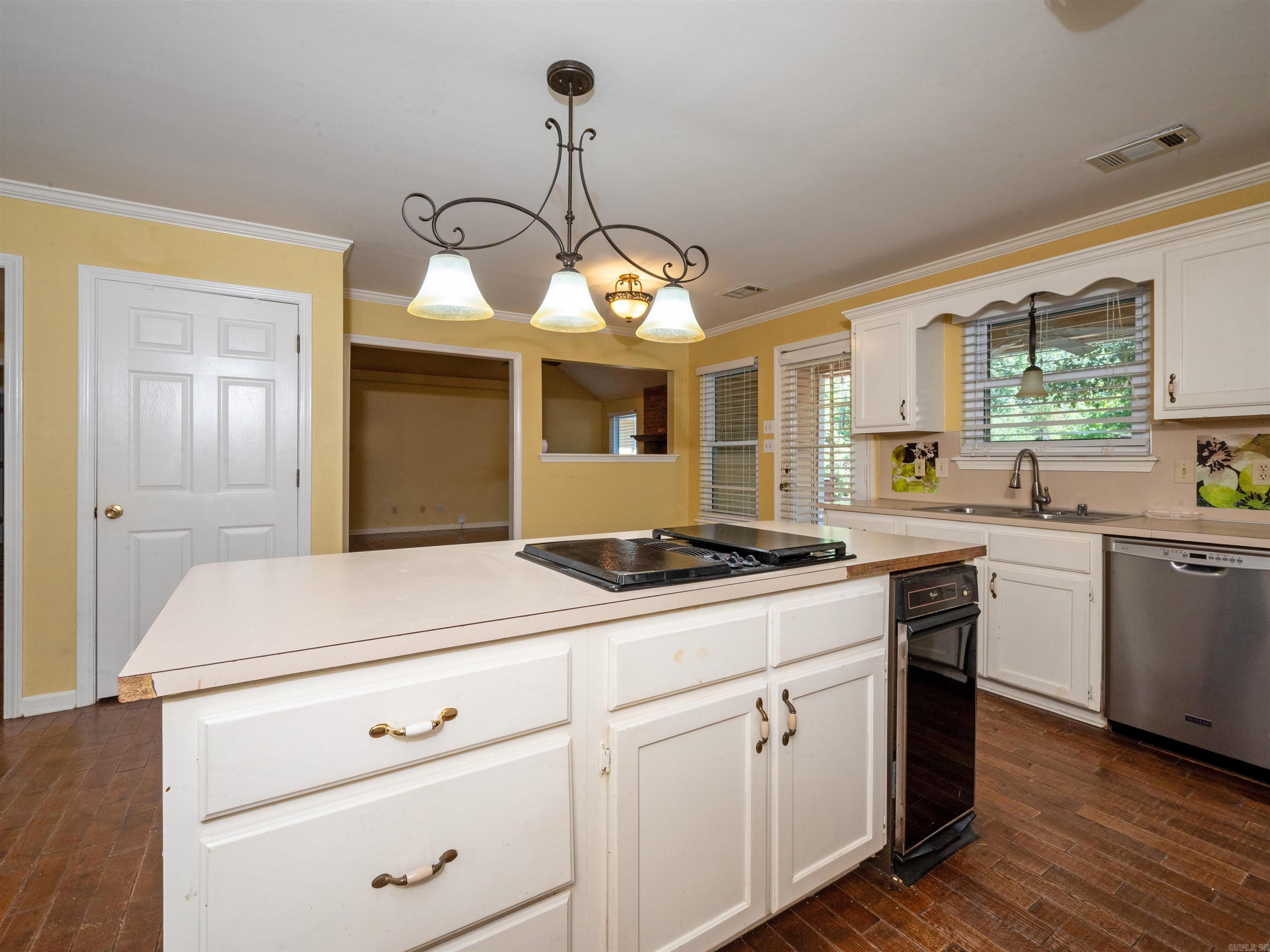 SECLUDED HILLS - Residential