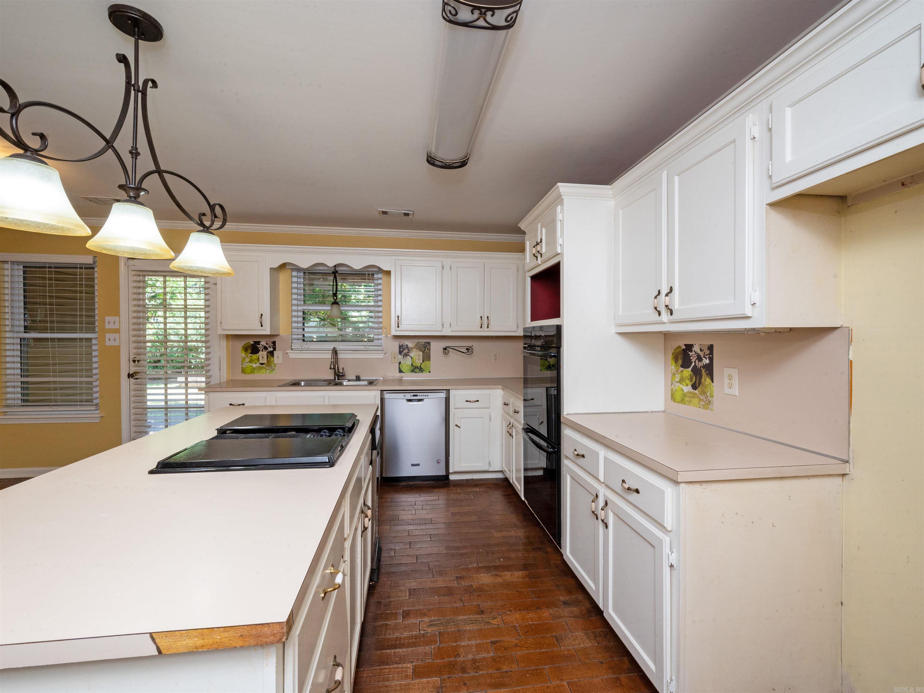 SECLUDED HILLS - Residential