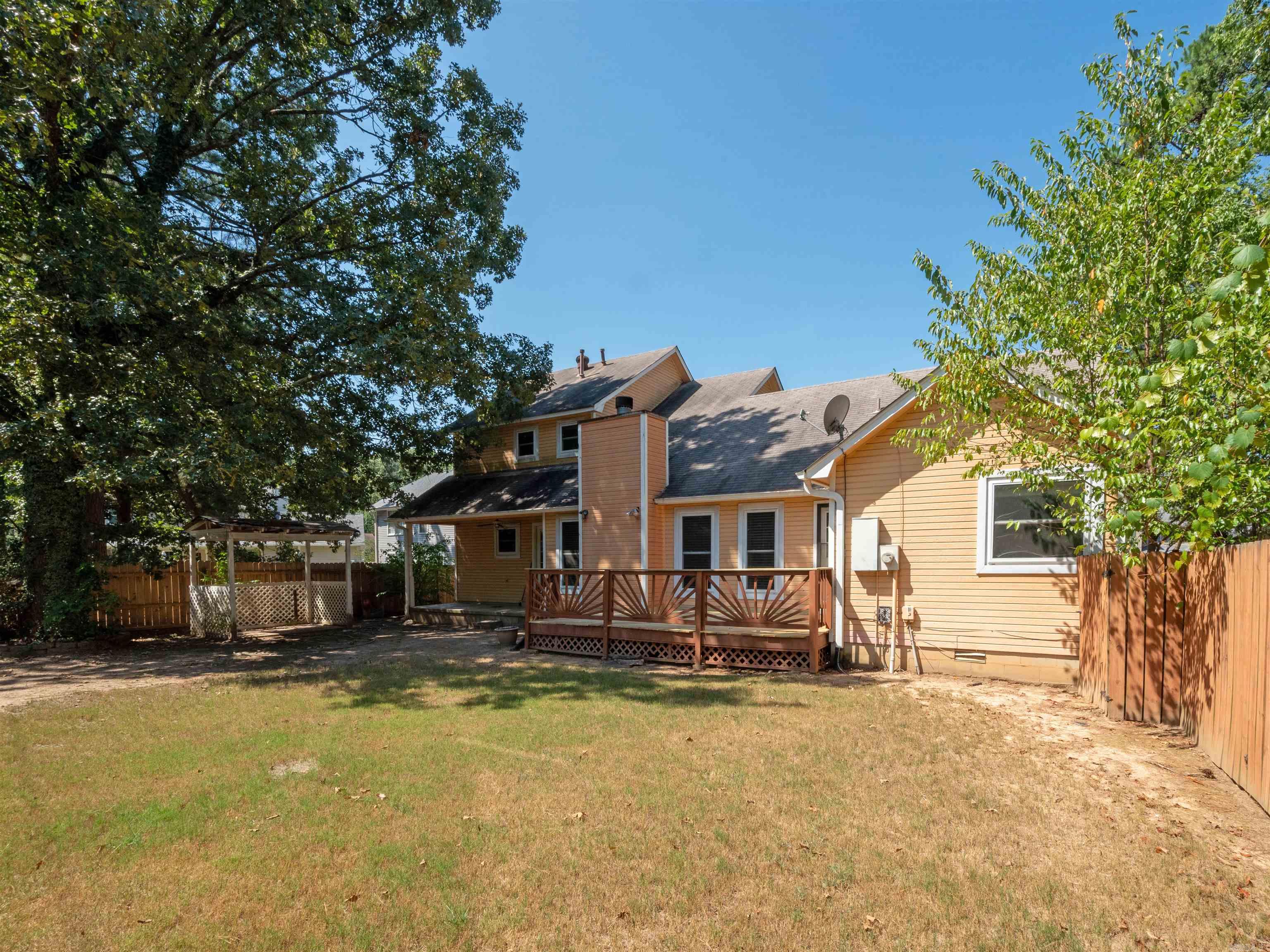 SECLUDED HILLS - Residential