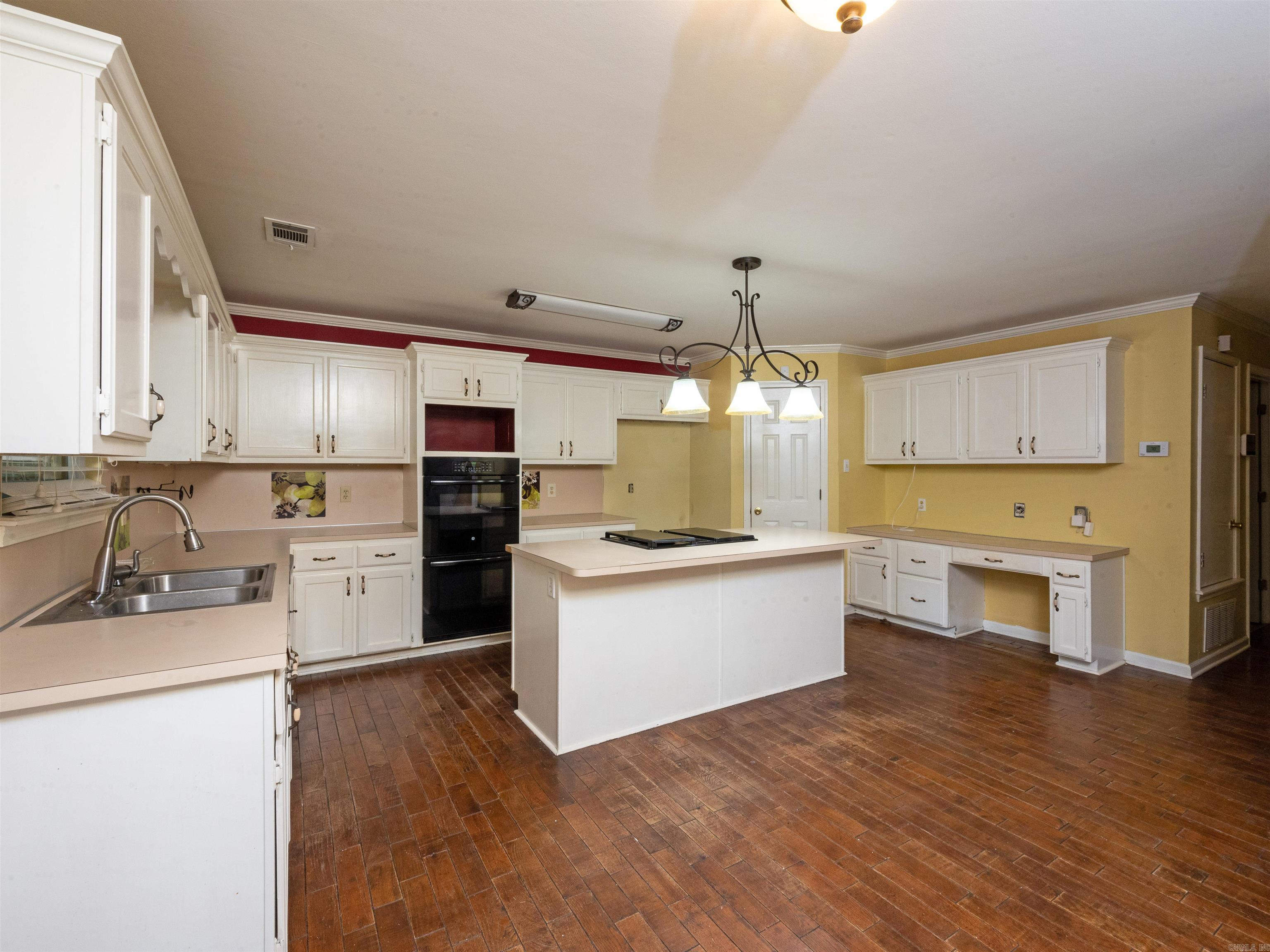 SECLUDED HILLS - Residential