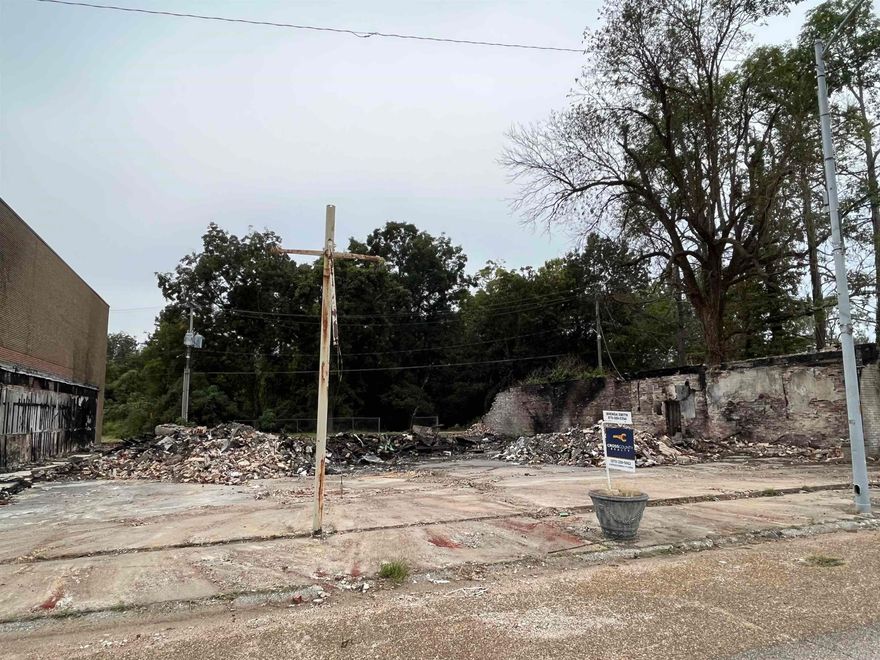 Call today about this building lot in downtown Parkin.
