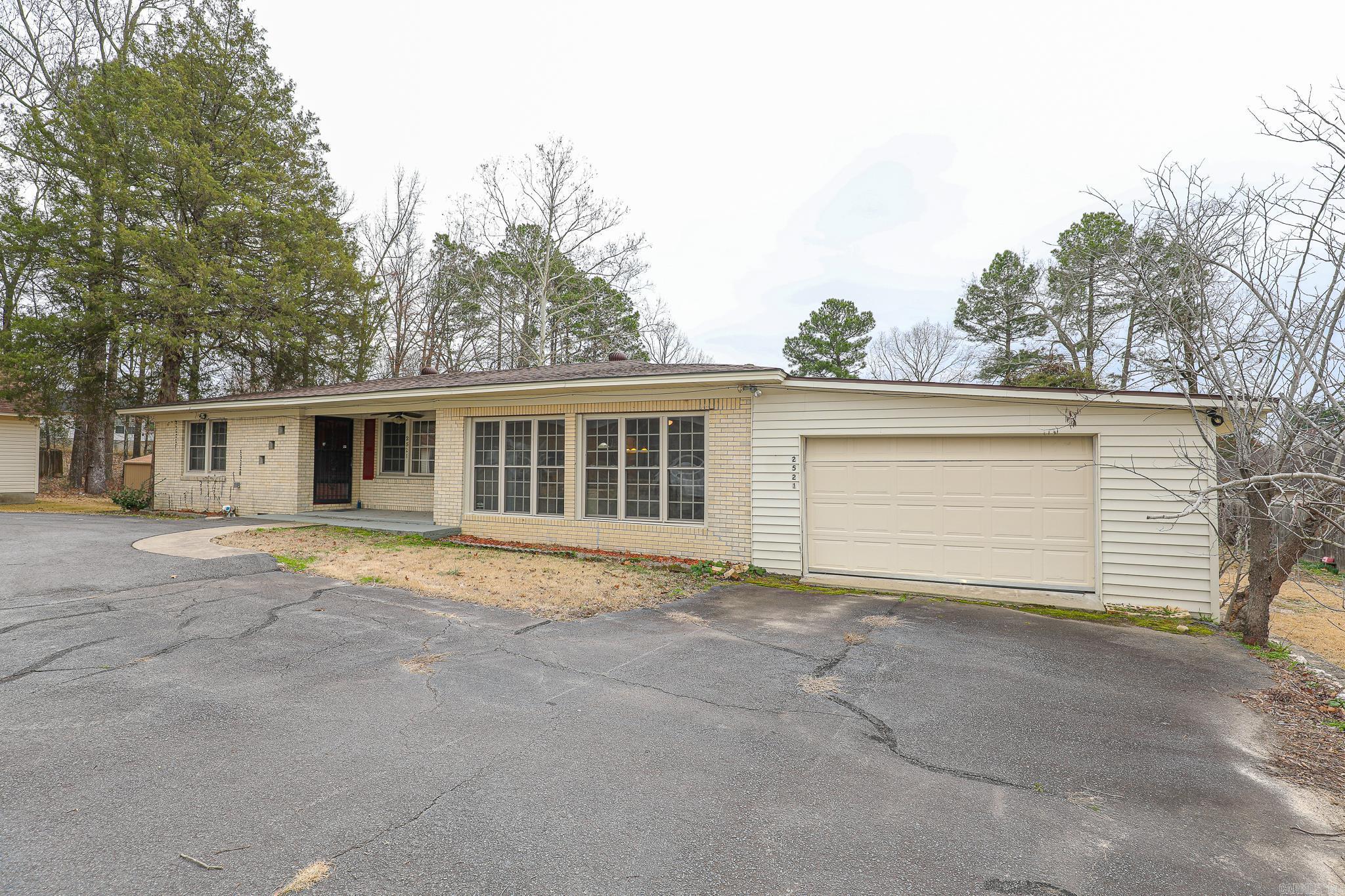 BEAUTIFUL LAKEVIEW - Residential