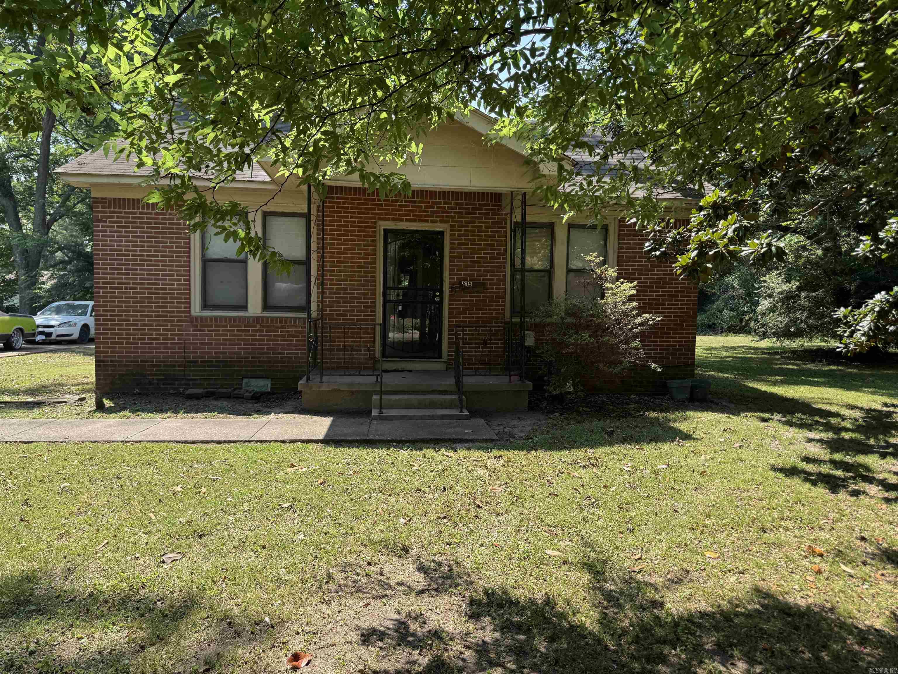 Discover a prime investment opportunity with this 7 home package deal in Blytheville, Arkansas. This package includes 7 homes. This package is ideal for seasoned investors or those entering the real estate market. This investment opportunity offers a low-risk approach to generating consistent rental income. Every home has 3 bedrooms and 1 or 1.5 bathrooms. Most of the homes have fully fenced backyards.