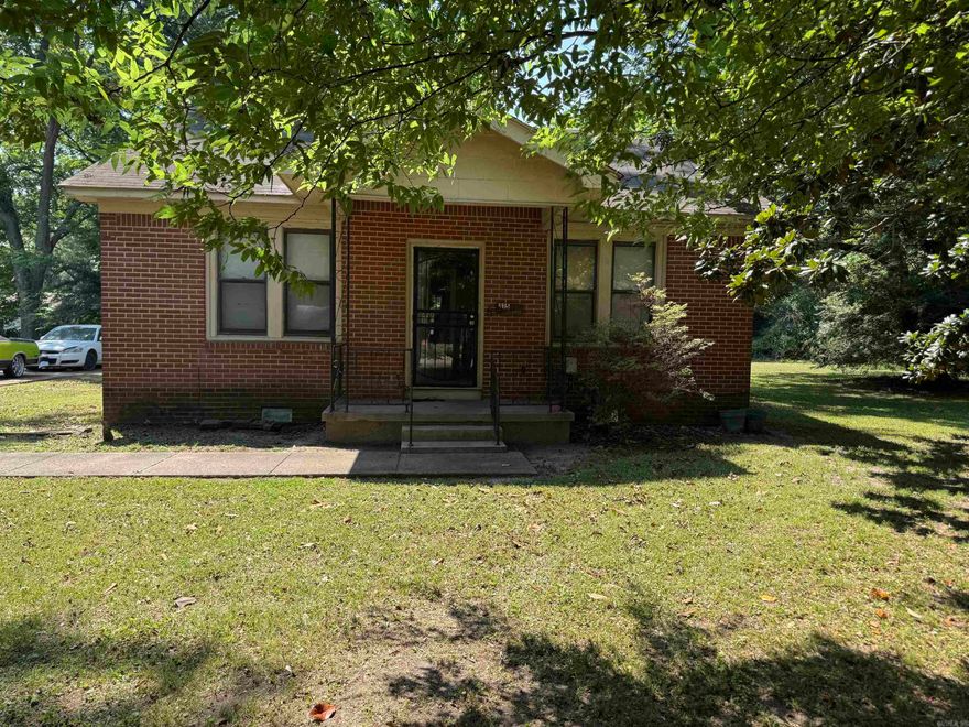 Discover a prime investment opportunity with this 6-home package deal in Blytheville, Arkansas. This package includes 6 homes. This package is ideal for seasoned investors or those entering the real estate market. This investment opportunity offers a low-risk approach to generating consistent rental income.  Every home has 3 bedrooms and 1 or 1.5 bathrooms. Most of the homes have fully fenced backyards.