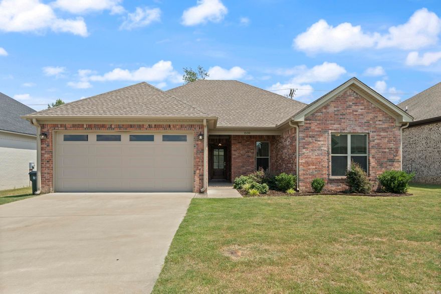 MOVE IN READY HOME IN SW CONWAY WITH SHOPPING, FOOD, AND RETAIL NEAR BY. EASY ACCESS TO INTERSTATE FROM DAVE WARD OR BAKER/WILLS EXIT. QUARTZ CONTER TOPS, TILE BACKSPLASH, NEUTRAL COLORS, STAINLESS APPLIANCES. BREAKFAST BAR, FULLY FENCED YARD, DBL GARAGE, 3/2 PLUS OFFICE. SPLIT BEDROOM PLAN, OPEN LIVING CONCEPT. CALL FOR AN APPOINTMENT TO VIEW THIS HOME.