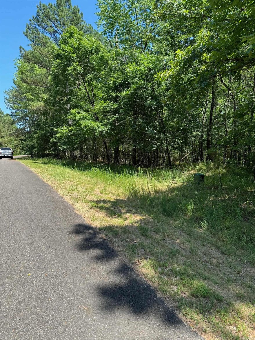 GRANADA GOLF COURSE IS NEARBY...CLOSE TO THE EAST GATE...LAKE BALBOA JUST A FEW MINUTES FROM THIS LOCATION...CALL RIGHT AWAY FOR MORE DETAILS...