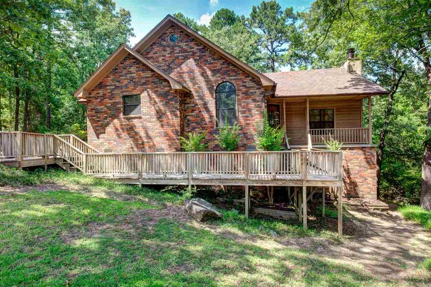 Spacious home in parklike setting on cul-de-sac. Great room w lofty ceilings & oversized windows filled w natural light & gas FP. Lrg sunroom off great room & master suite perfect for relaxation. Big mstr bedroom on main; mstr bath w jetted tub, walk-in shower & huge closet. Sep dining & large eat-in kitchen w gas stove, SS fridge, triple basin sink-great for lots of guests. 2 spacious bedrooms down w Jack-n-Jill bath & lrg closets. NEW: roof/gutters & a/c-furnace 2016, carpet/paint/water heater 2018. *RMKS