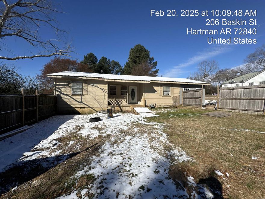 calling all investors and diy-er's- this 3 bedroom 1 bath home holds nothing but potential. This would make an excellent investment opportunity! The large lot leaves room to grow and the open flow of the home leaves room for your creativity to work. Call today to see!