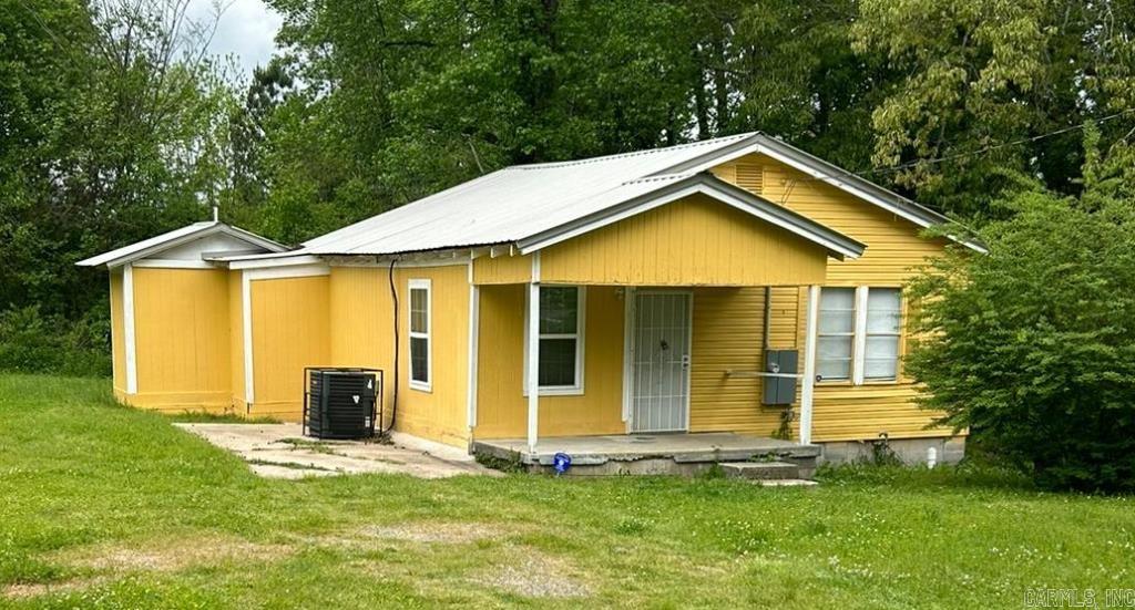 Charming Updated Home! This beautifully renovated 3BR/2BA home, sits on a generous 0.59-acre lot in the heart of Benton. It features modern updates throughout—new flooring, fresh paint, stylish kitchen, and fully updated bathrooms—while preserving its original character. The spacious yard offers endless potential, and although unfenced, it provides open space for play or gardening.