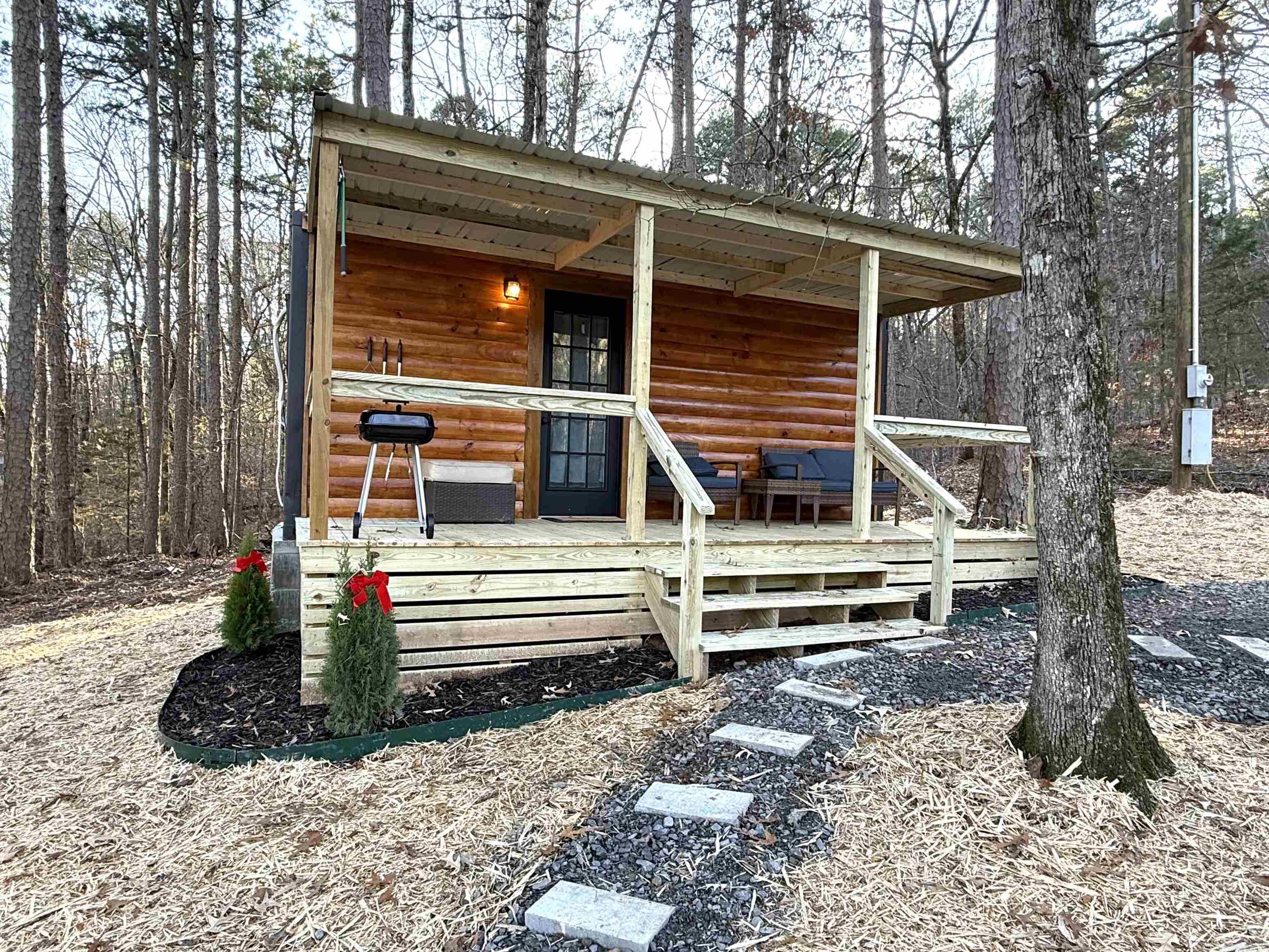 Welcome to the perfect tiny home, where contemporary design meets eco-friendly living! This fully furnished designer container home offers a unique blend of style, functionality, and sustainability perfect for those seeking a minimalist lifestyle, the perfect lake getaway, or investment property for a vacation rental! Minutes from Cove Creek Campground with access to Greers Ferry Lake.