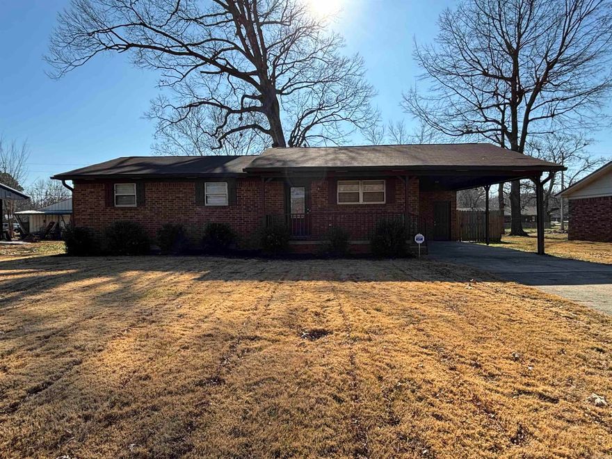 Great home! Great Location! Recently updated and ready for a new owner or investor!  Spacious living room with lovely kitchen and bath. Separate laundry area. Level, private fenced backyard that is great for entertaining. This is what you have been looking for!