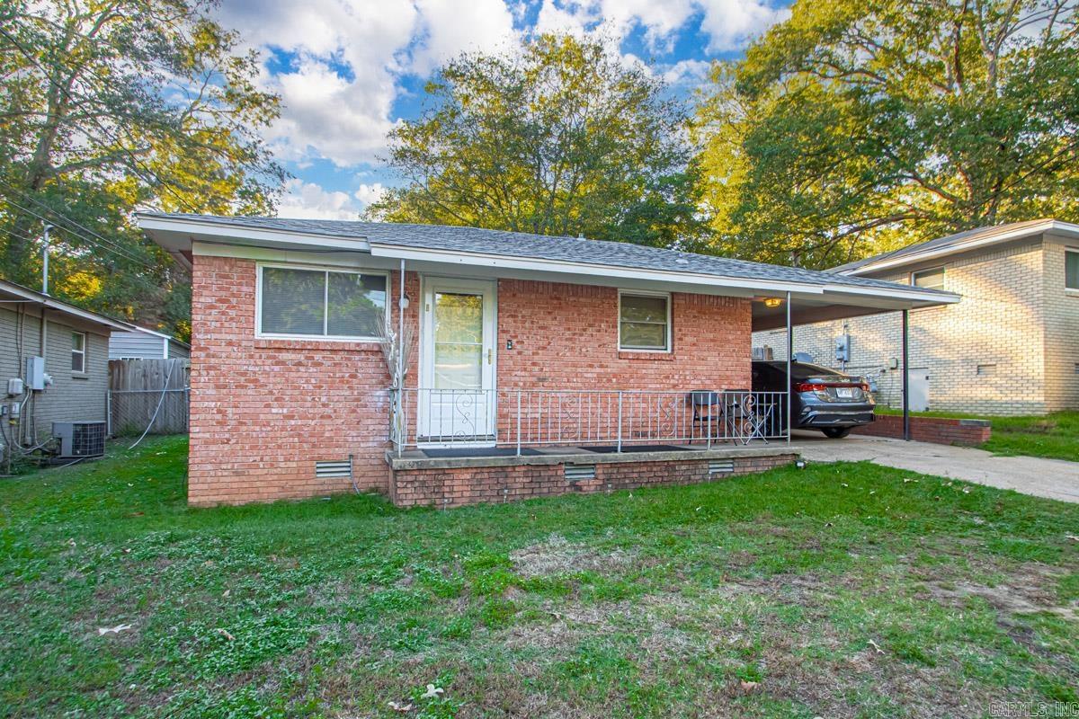 Investors donāt miss this great rental to add to your portfolio. The home is tenant occupied and offers immediate rental income. Home is well maintained and has easy access to the interstate, schools, and restaurants. Do not disturb tenants, home is