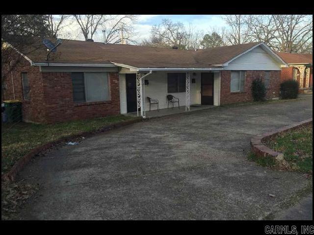 *NORTH LITTLE ROCK* CONVENIENTLY LOCATED NEAR ALL OF THE ATTRACTIONS DOWNTOWN LITTLE ROCK HAS TO OFFER!! This 2 Bedroom, 1 Bath Duplex Features A Refrigerator, Gas Range, Laundry Hook Ups And Central Heat And Air! Only A 3 Minute Drive To The River Market!! Fenced Backyard! Pad For Parking! AVAILABLE NOW!!!