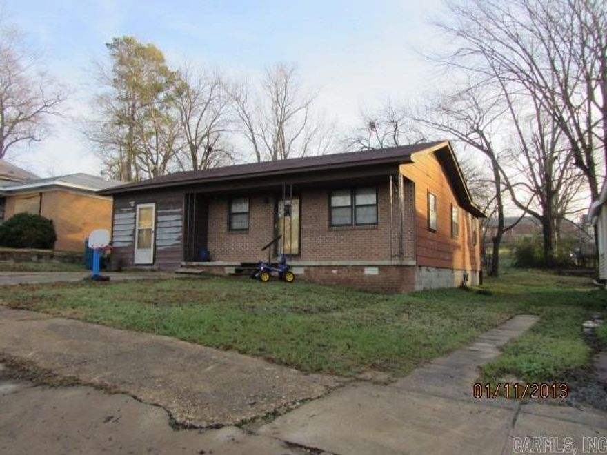 3 Bedroom, 1 bath, approx 1,139 Sq. Ft. SOLD AS IS this house will make a good rent house or investment property this house is just on Block from the Fair Ground you will need Approval Letter and Earnest Money.
