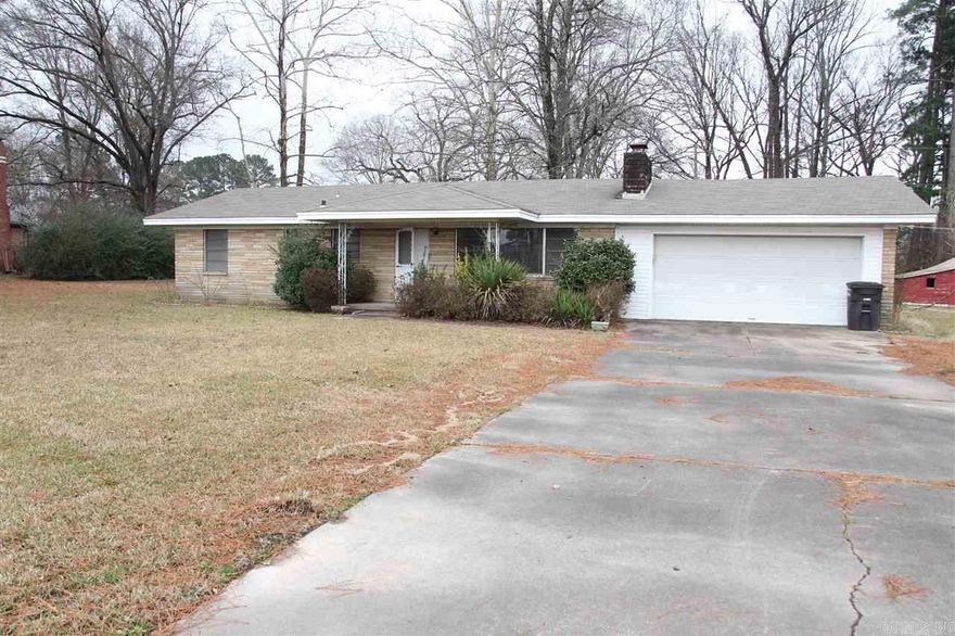 3 bedroom home available soon! Spacious yard. Garage parking. 2 living areas. Lease terms 12 months, $895 deposit, $40 application fee. Apply online at c21prjxrentals.com No pets.