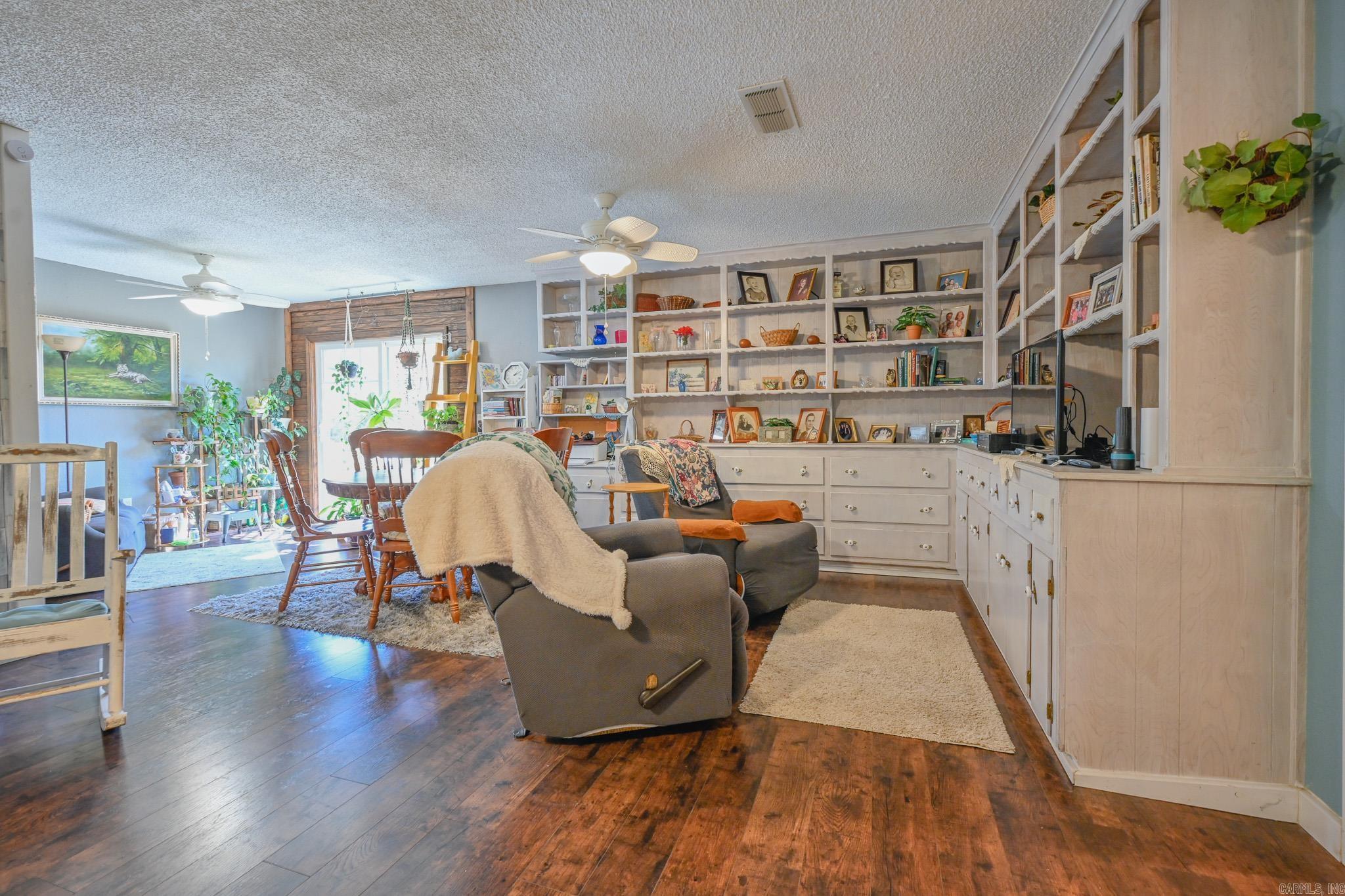 Riales - Residential