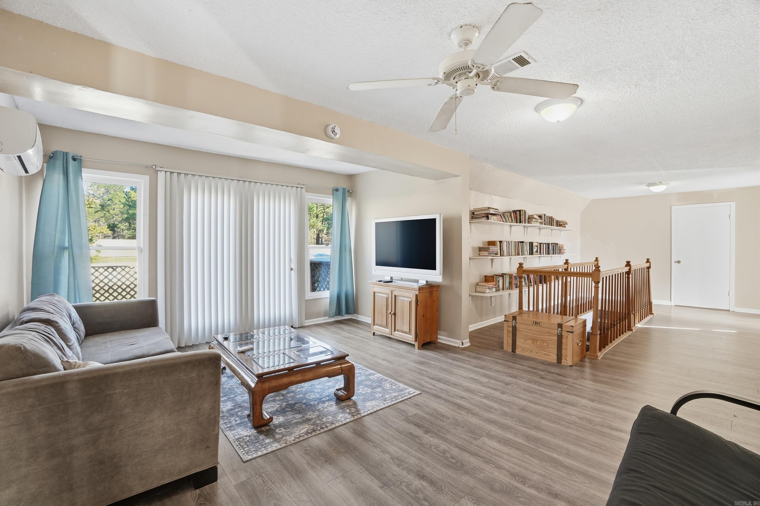 LONE PINE - Residential