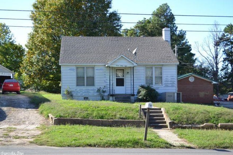 For Do-It-Yourselfers:  3 bedroom, 1 bath home full of promise.  Detached single car garage with room for storage. A great investment opportunity.