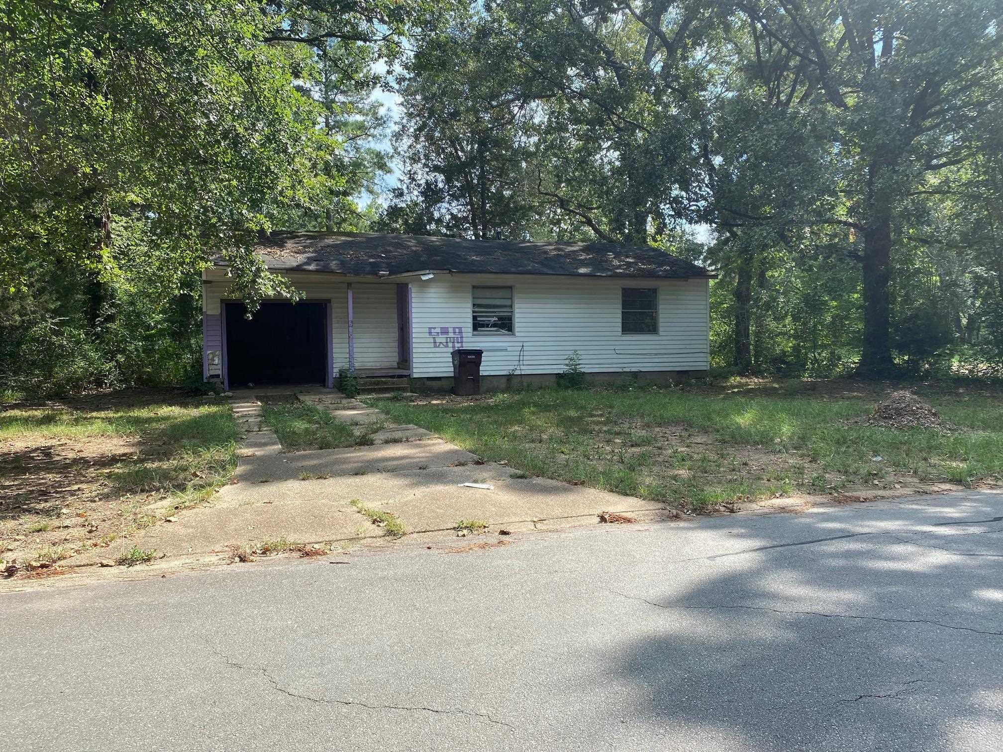 Renovators and Bargain Hunters- Don't miss out on this great investment opportunity with this fixer upper.