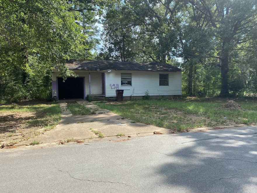 Renovators and Bargain Hunters- Don't miss out on this great investment opportunity with this fixer upper.