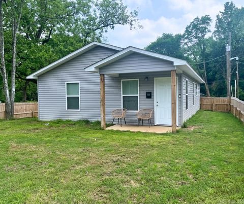Photo of 1733 Caddo Street, Arkadelphia, AR 71923 (MLS # 26016822)
