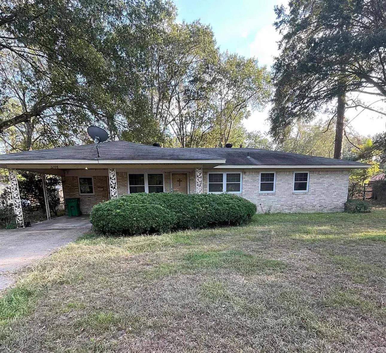Discover a well-built, one-owner brick home offering 1,753 square feet of living space on a quiet Pine Bluff street. It includes a versatile bonus room perfect for a home office, family room, or playroom. The separate dining room flows into a spacious kitchen, with room to customize and update to your taste. Outside, the level, fully fenced backyard with patio holds endless potential for outdoor living or expansion. Ideal for first-time homeowners seeking a move-ināready property with character, or investors looking for value-add rental or flip opportunity. Just minutes from JRMC and Friendship Academy, itās priced competitively at $110,000