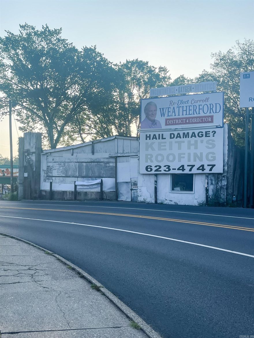 High visibility commercial property on 270E with billboard permits. Up to 20,000 potential consumers driving by this location daily. The possibilities for this property are endless!