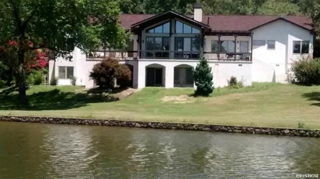 Prime location is just one of the perks you get with this Lake Hamilton Estate! The gated drive leads to your own oasis. This 4,788 sq.ft.home offers 2 levels of living with views of the mountains & a true chef's kitchen! A Family room with vaulted ceilings and large windows. Gorgeous hardwood flooring and a double-sided fireplace. Large master suite with fireplace & luxurious master bath.Downstairs has more bedrooms, a kitchen and a second living area. Plenty of room for the whole family or MIL suite.