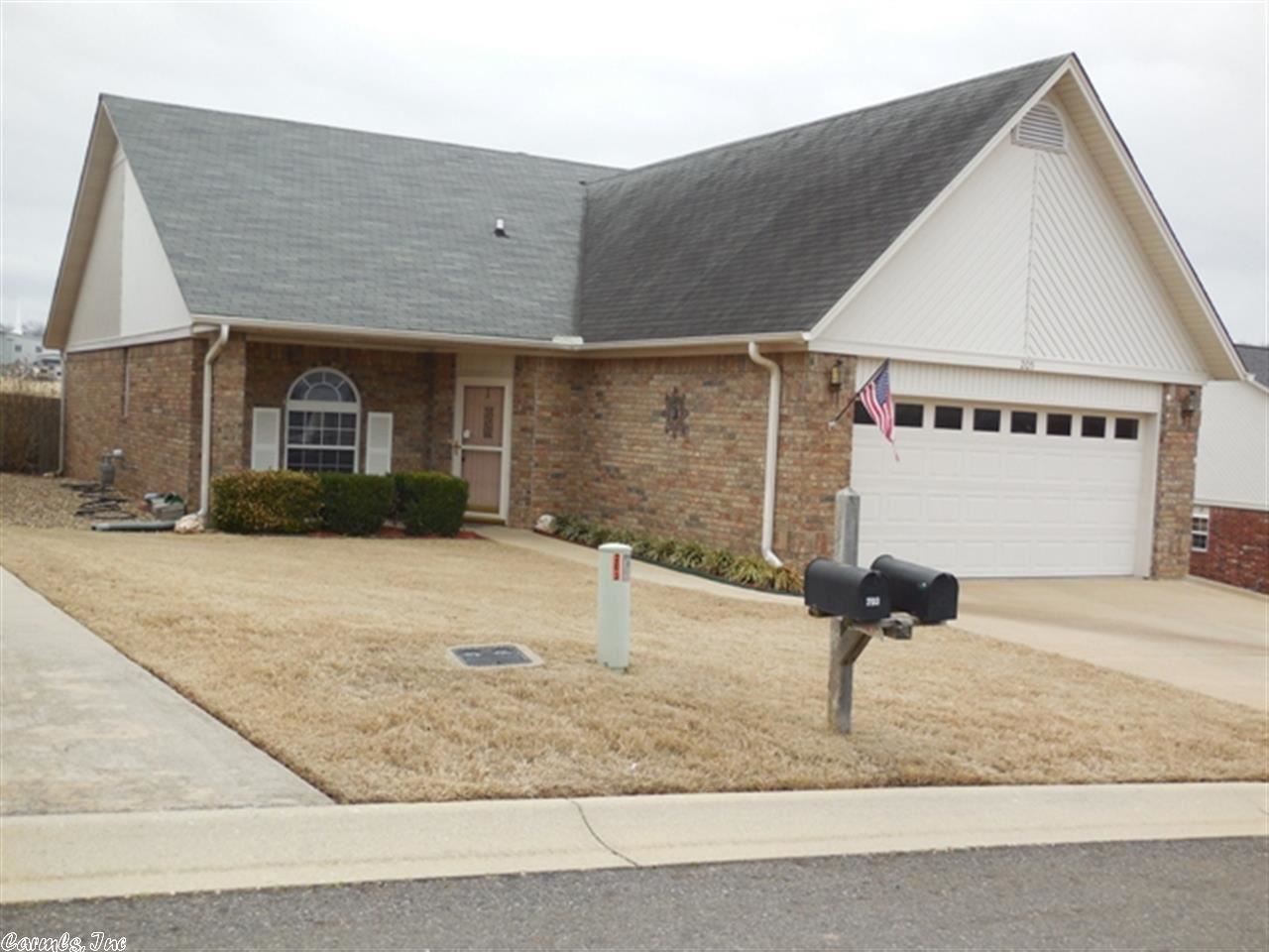 Very nice west side location in the Lake Hamilton School District. Very clean housing tract of Garden Homes. Very clean, well-maintained home, ready to move into.