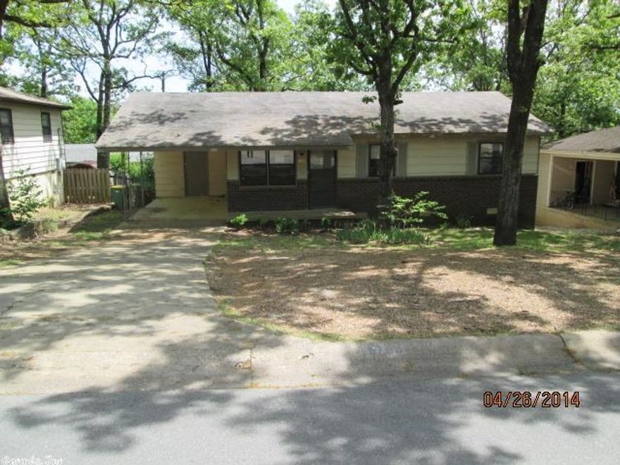 Three bedroom and one bath home. Large fenced backyard with deck to overlook. Open living room. Great first time home or investment property. Call today for details to make this your new home. Seller requests potential buyers contact Chase Loan Officer Don Exten at drew.c.etzen@jpmchase.com or 602-627-8179