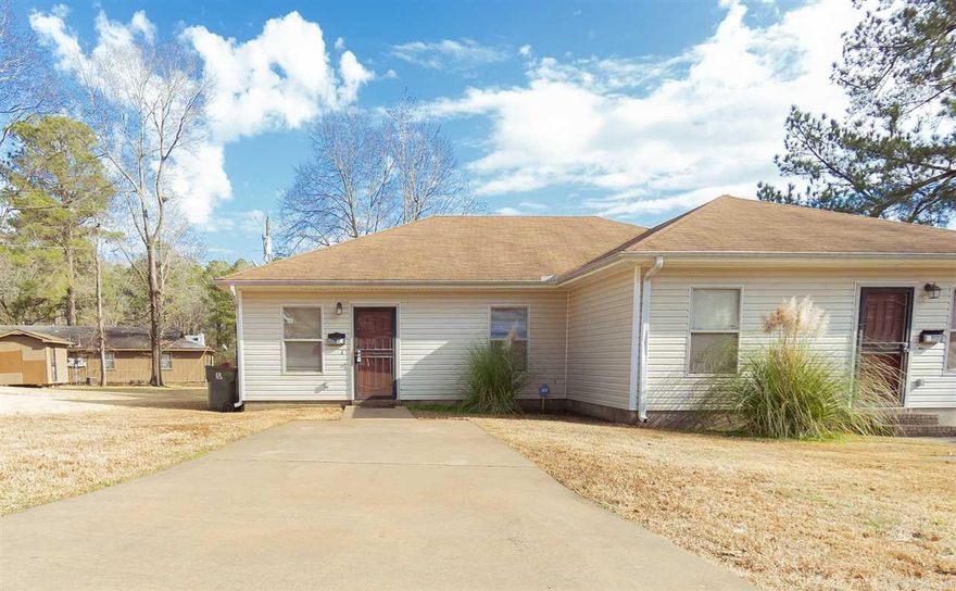 3 bedroom, 1 bathroom duplex that is located close to Boyle Park as well as Parkview High School.