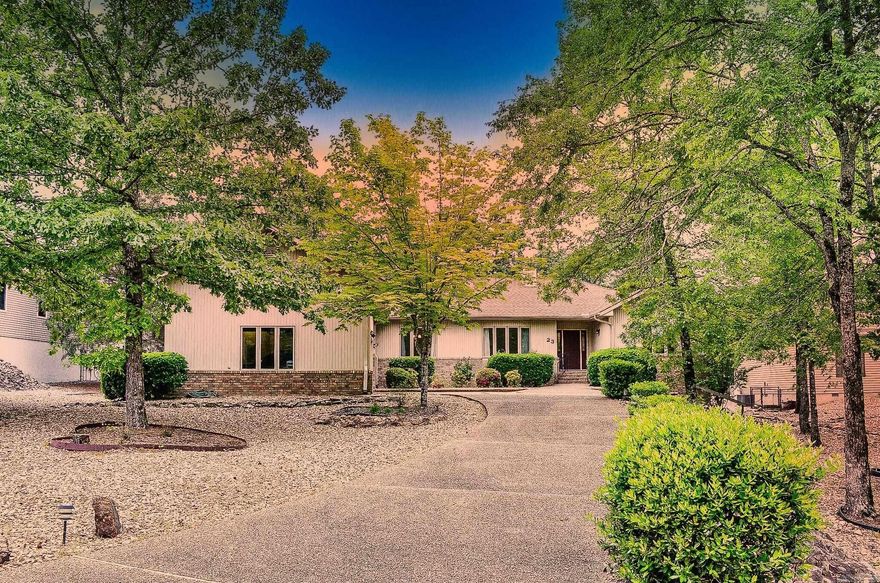 THIS ONE LEVEL HOME ON THE PONCE DE LEON GOLF COURSE IS PERFECT.  SIT ON THE DECK AND ENJOY THE SERENE LOCATION. WONDERFUL INVESTMENT FOR THE FUTURE. THIS HOME IS NOT LIKE ANY OTHER, HAS ALL EXTRAS JACUZZI TUB, STEP IN SHOWER, LOTS OF CUSTOM CABINETS, AN EASY WAY TO ENJOY LIFE.  IT WONT LAST LONG !!!!