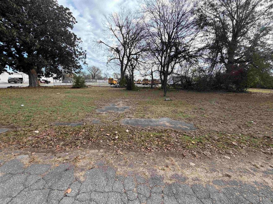 Attention prospective buyers and investors! Come build your home or investment property in the heart of North Little Rock. This level, cleared corner lot offers excellent access to city utilities and is situated just minutes from shopping, dining, parks, and major highways. 1400 E. Washington Ave in North Little Rock, Arkansas is a prime parcel that offers an exceptional opportunity for a future home or investment property. Don't miss out on the chance to secure your piece of the future in this thriving area