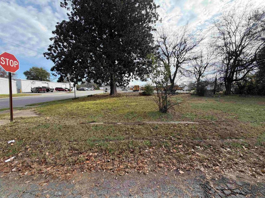 Attention prospective buyers and investors! Come build your home or investment property in the heart of North Little Rock. This level, cleared corner lot offers excellent access to city utilities and is situated just minutes from shopping, dining, parks, and major highways. 1400 E. Washington Ave in North Little Rock, Arkansas is a prime parcel that offers an exceptional opportunity for a future home or investment property. Don't miss out on the chance to secure your piece of the future in this thriving area