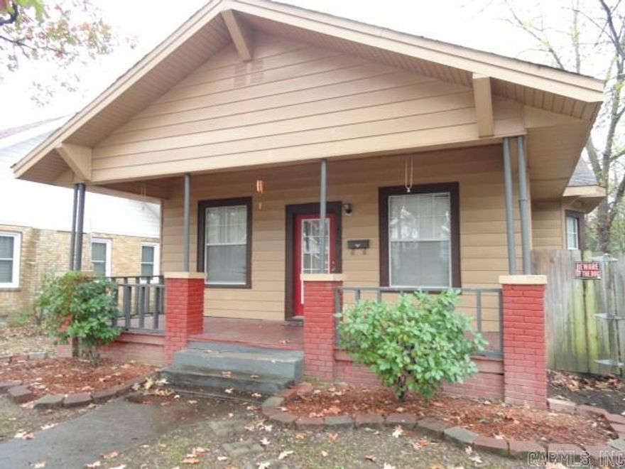 Spacious 3 bedroom, 2 bath house minutes to UAMS, Downtown Little Rock and North Little Rock and Children's Hospital.  Large kitchen that opens into the dining room.  Nice backyard with a deck.  Check out the photos!