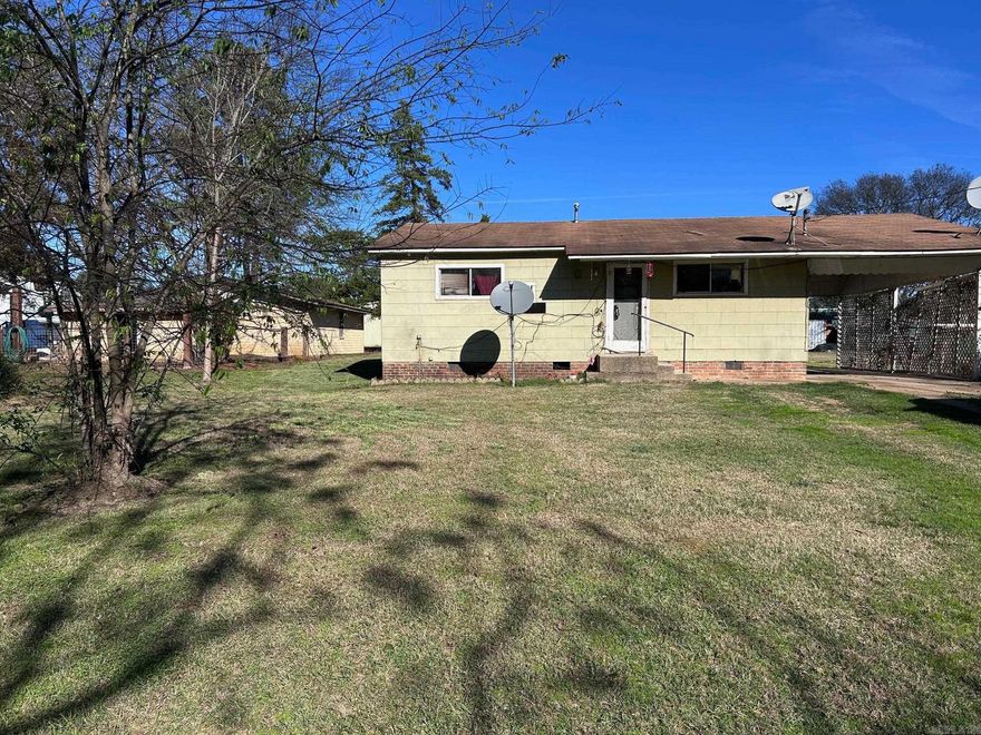 This cozy 2-bedroom, 1-bath home offers 896 sq. ft. of comfortable living space on a beautiful 0.38-acre lot. Located just a short walking distance from downtown restaurants, shops, and local attractions, this property provides both convenience and small-town charm. You can even enjoy views of downtown right from the property. Nestled in a quiet, picturesque town, this home features a spacious yard and a rear outbuilding perfect for storage, hobbies, or a workshop. Whether you’re looking for a starter home, investment property, or peaceful retreat close to everything, this property has plenty to offer. Needs Remodel