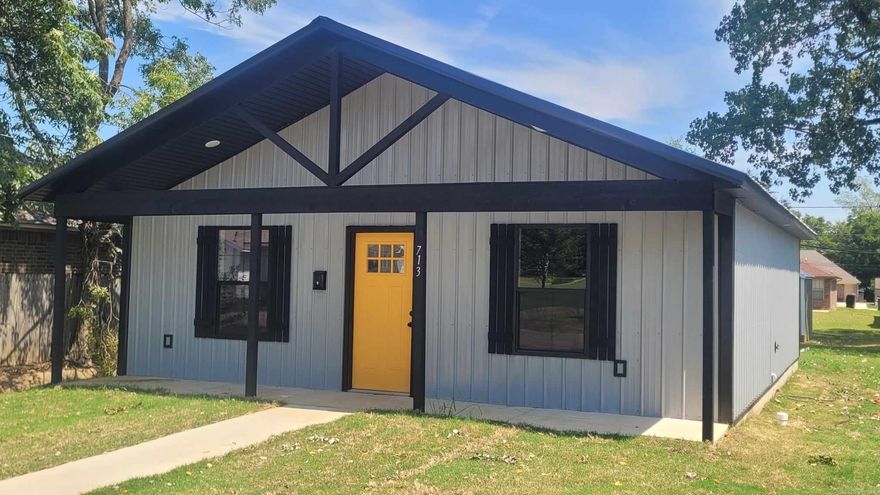 NEW CONSTRUCTION 2/1 869 SQFT ON SLAB METAL SIDING AND ROOF  See appraisal in associated docs